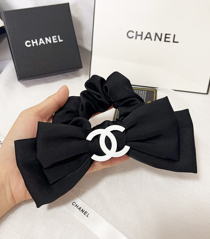 Ch' white and black hair tie